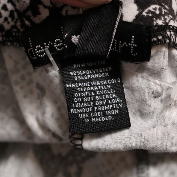 Derek Heart Snake Print Ruffle Hem Shorts Wide Leg Lightweight Lounge Size L - Picture 7 of 8